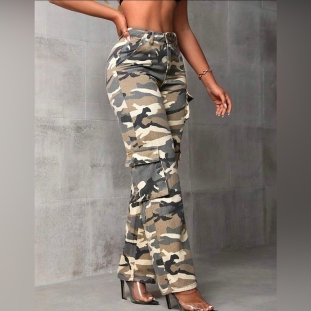 NWT- SHEIN SXY High Waist Flap Pocket Cargo
Jeans SZ: SMALL